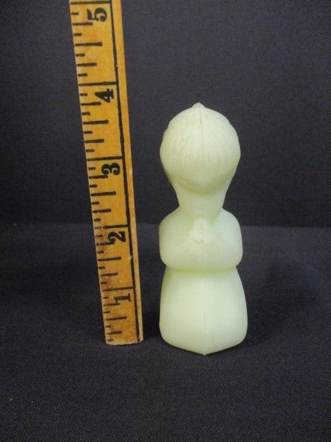 Fenton Yellow Uranium Glass Satin Custard Praying Figurine - 6