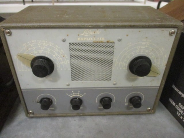 Lafayette Explor Air KT 135 Four Band Regenerative Radio Receiver: Powers On