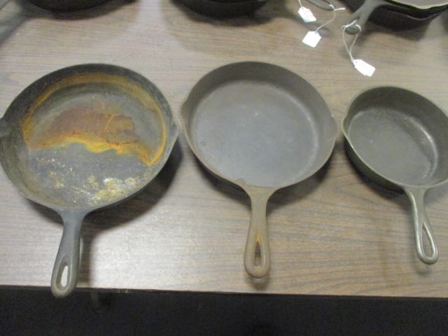 Martin #5 Cast Iron Skillet, Keystone #7 & unmarked Skillet (1 of 7)