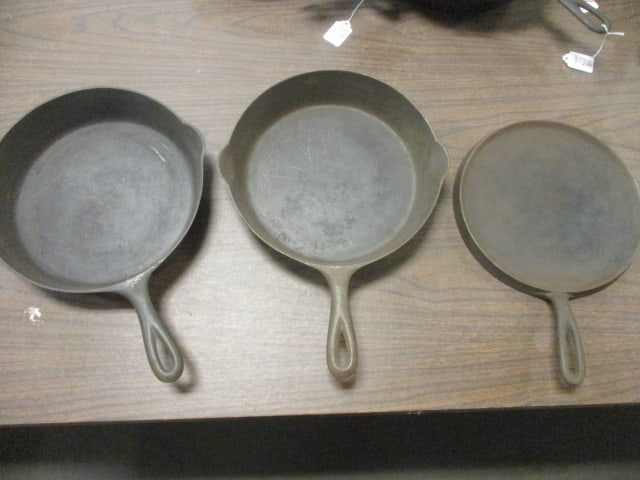 Piqua Ware 9" Griddle & 2 Piqua Ware 10" Skillets: .