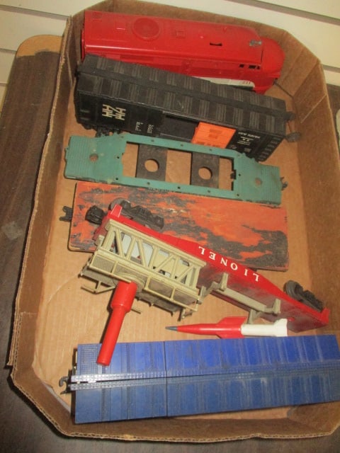 Lionel Train Cars (Lot of 5) & Red Texas Special Train Engine (1 of 6)