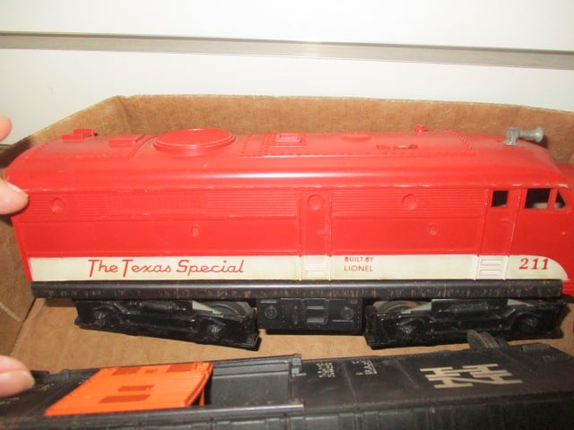 Lionel Train Cars (Lot of 5) & Red Texas Special Train Engine - 2