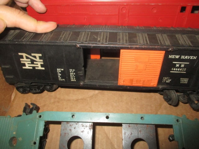 Lionel Train Cars (Lot of 5) & Red Texas Special Train Engine - 3