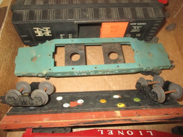 Lionel Train Cars (Lot of 5) & Red Texas Special Train Engine - 4