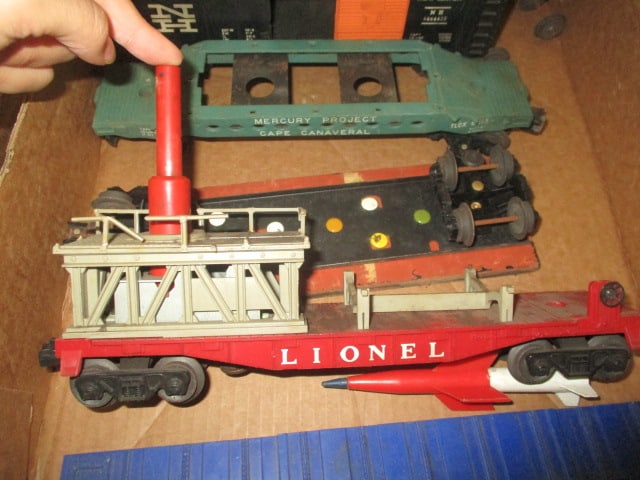 Lionel Train Cars (Lot of 5) & Red Texas Special Train Engine - 5