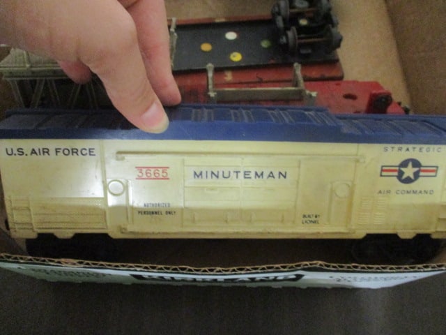 Lionel Train Cars (Lot of 5) & Red Texas Special Train Engine - 6