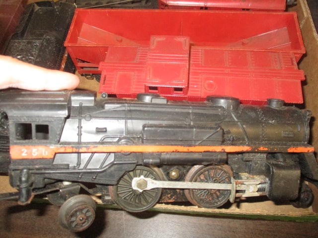 Lionel Black Engine & 5 Train Cars - 2