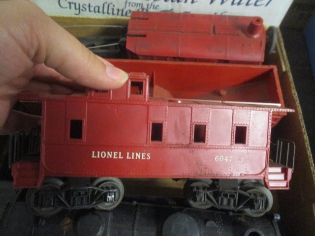 Lionel Black Engine & 5 Train Cars - 3