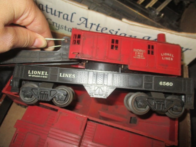 Lionel Black Engine & 5 Train Cars - 5