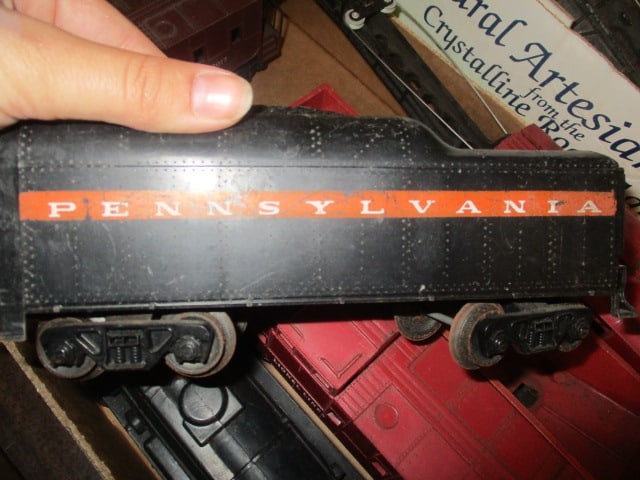 Lionel Black Engine & 5 Train Cars - 6