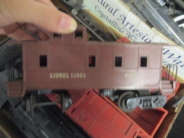 Lionel Black Engine & 5 Train Cars - 7