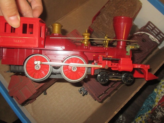 Lionel Train Engine & 3 Train Cars - 2