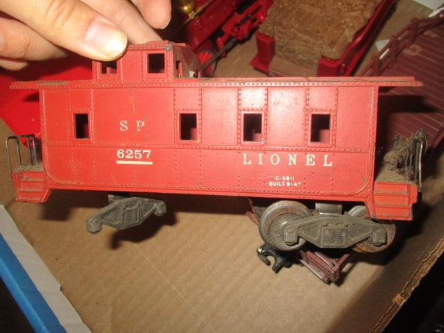 Lionel Train Engine & 3 Train Cars - 3