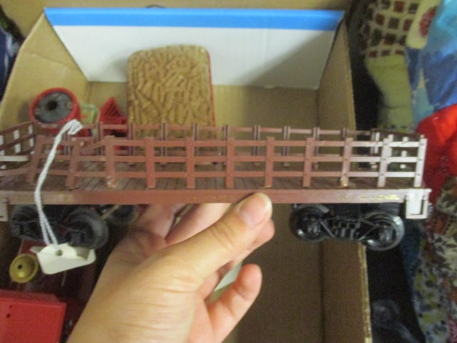 Lionel Train Engine & 3 Train Cars - 4