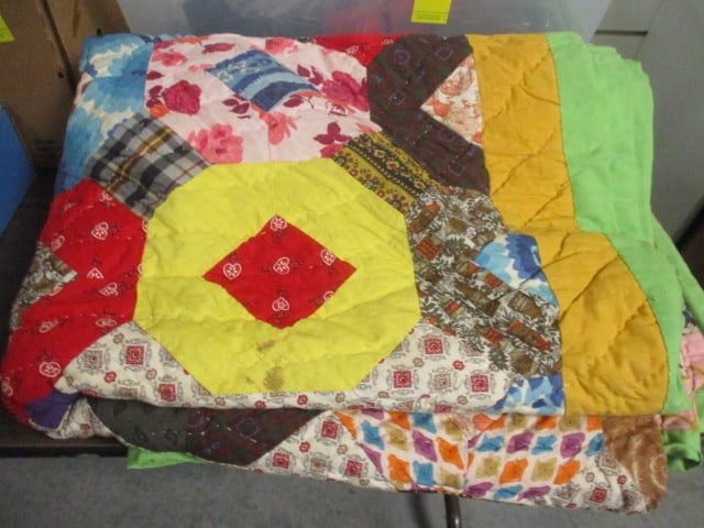 Patchwork Vtg. Handmade Quilt (64 x 80): See all pictures