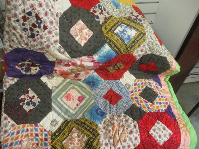 Patchwork Vtg. Handmade Quilt (64 x 80) - 2