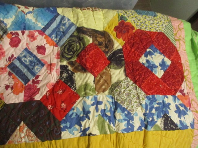 Patchwork Vtg. Handmade Quilt (64 x 80) - 3
