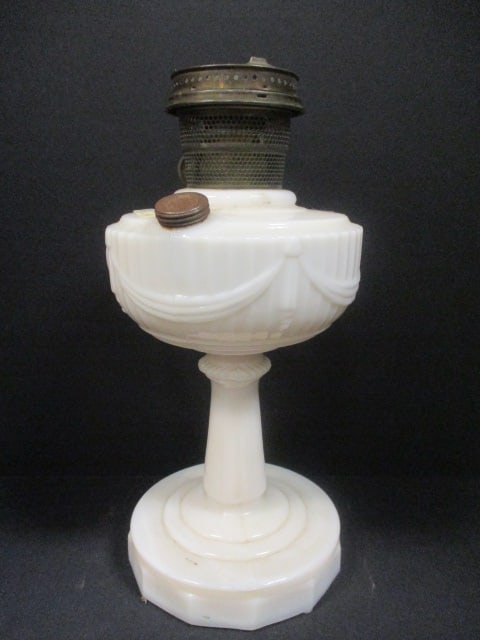 Aladdin Alacite Lincoln Drape Oil Lamp: 13"