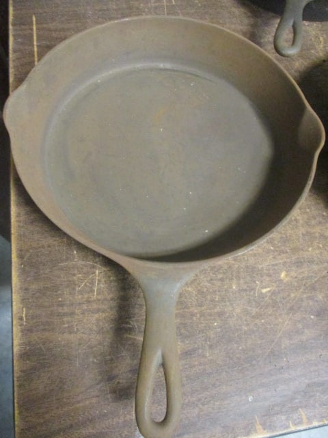 Wagner Sydney #10 Cast Iron Skillet: .