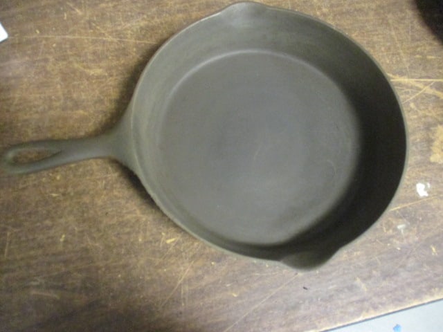 Wagner Ware Sydney #9 Cast Iron Skillet: .
