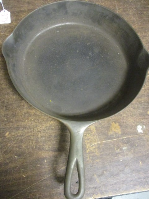Sidney Holloware Co. #9 Cast Iron Skillet: 11"