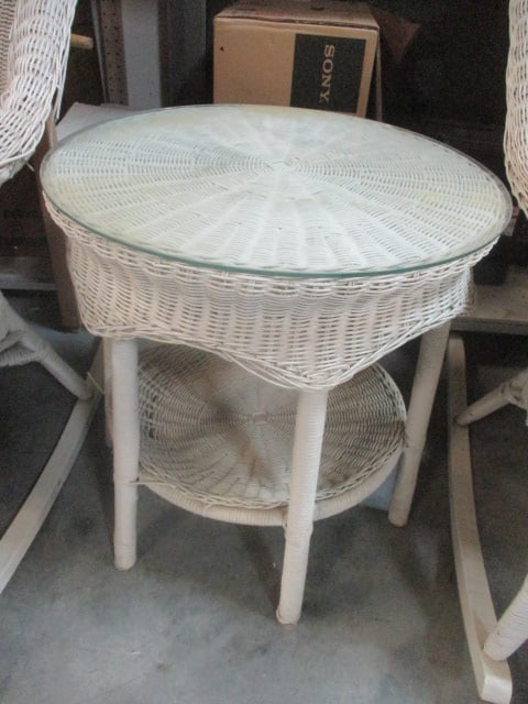 White Wicker Side Table w/Glass protector (1 of 5)