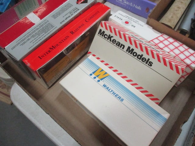 HO Scale Train Car Kits in Boxes (Lot of 6): see pictures