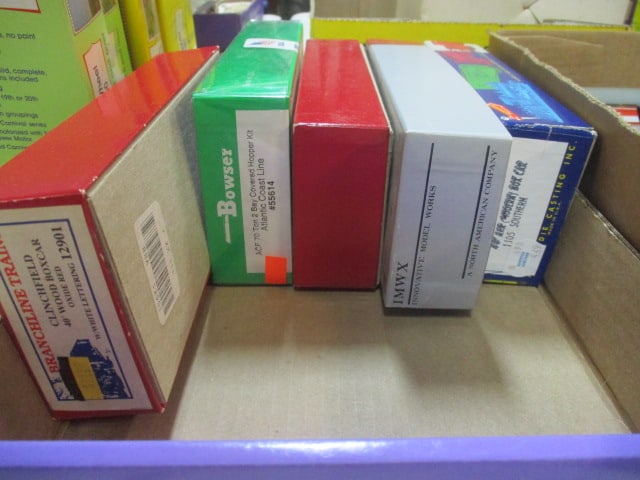 HO Scale Train Car Kits in Boxes (Lot of 5): see pictures