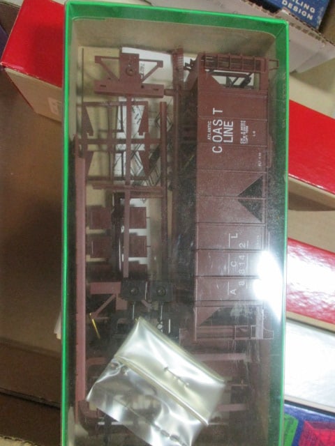 HO Scale Train Car Kits in Boxes (Lot of 5) - 2