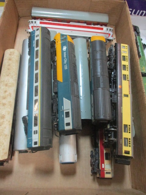 HO Scale Train Cars (Lot of 9): see pictures