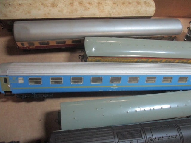 HO Scale Train Cars (Lot of 9) - 6