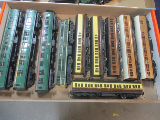 HO Scale Train Cars (Lot of 10) 4 are Tri-Ang (1 of 5)