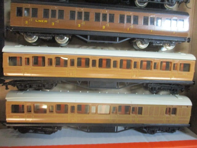 HO Scale Train Cars (Lot of 10) 4 are Tri-Ang - 4