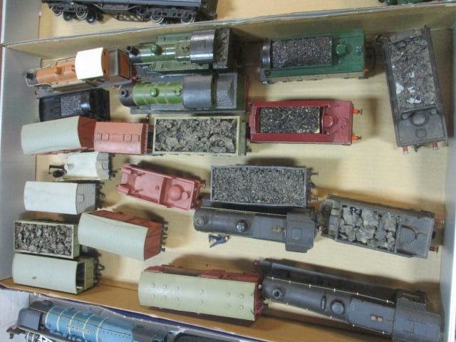 HO Scale Train Cars (Lot of 21) (1 of 6)
