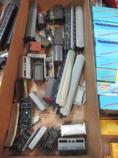 HO Scale Train Cars (20+) (1 of 5)