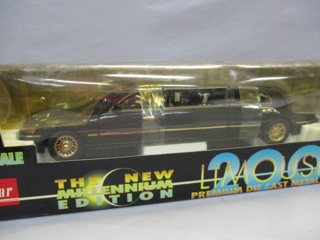 The New Millennium Edition 2000 Lincoln Limousine Diecast 1:18 Scale - 2