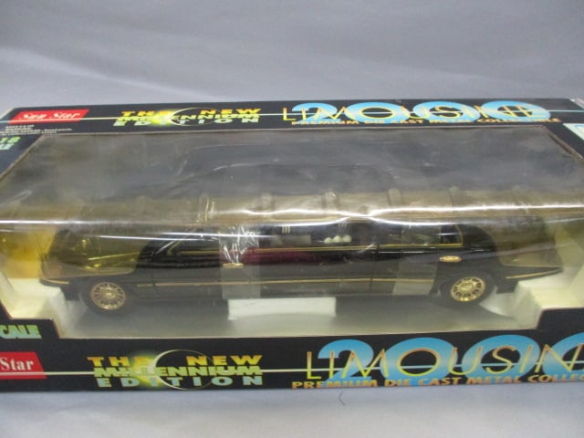 The New Millennium Edition 2000 Lincoln Limousine Diecast 1:18 Scale - 3