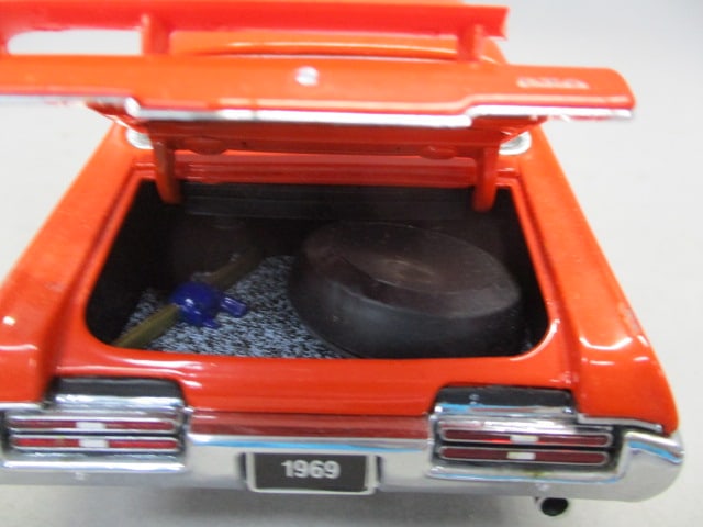 Danbury Mint 1969 Pontiac GTO Judge Diecast 1:24 Scale - 8