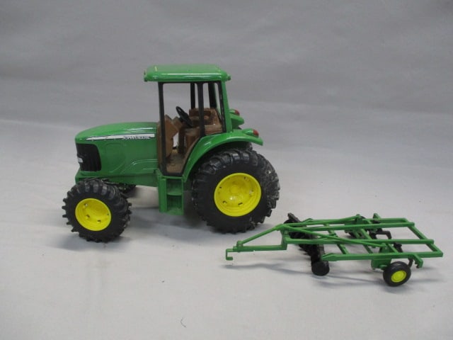John Deere Diecast Toy Tractor w/Disc Harrow Implement 1:16 Scale (1 of 7)