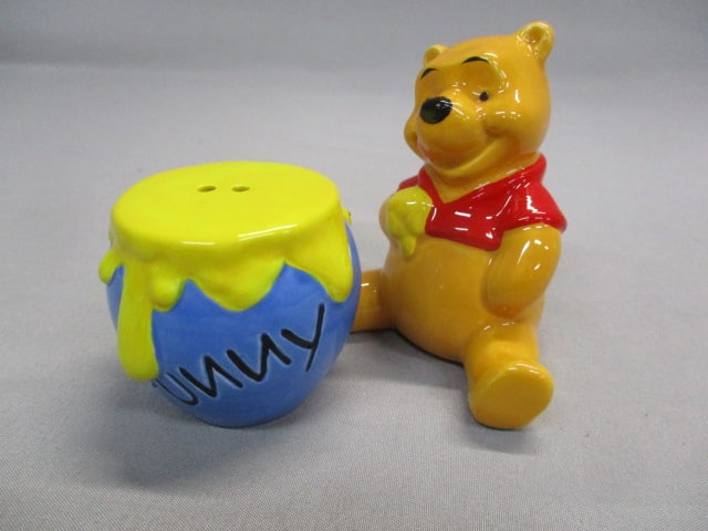 Disney Winnie The Pooh & Honey Pot Salt & Pepper Set: 3"