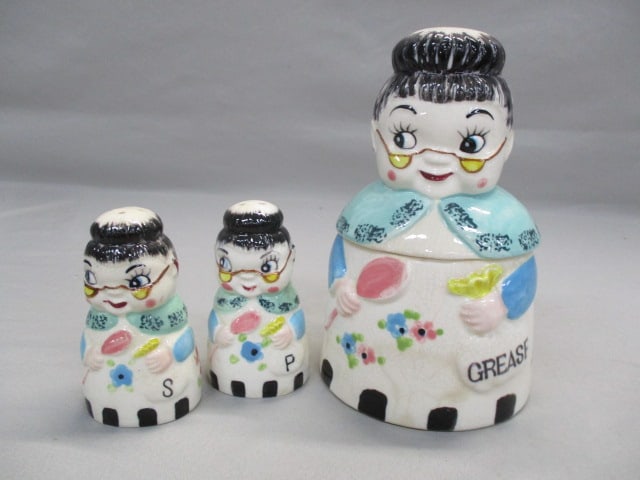 Vintage Tilso Granny Grease Jar 7" w/Matching Salt & Pepper Shakers 4" (1 of 8)