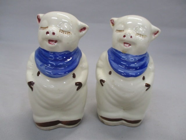 1940's Shawnee Pottery "Winnie Pig" Salt & Pepper Shakers: 5"