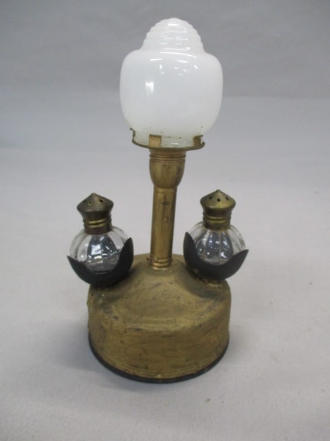 Vintage Street Lamp Post Salt & Pepper Shakers Battery Operated (1 of 7)