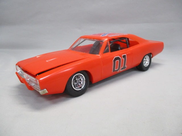 Dukes of Hazzard General Lee 1969 Dodge Charger 1:16 Scale: Hood Loose