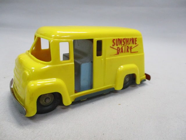 1950's Wyandotte Plastic Friction Sunshine Dairy Van: 5" x 2"