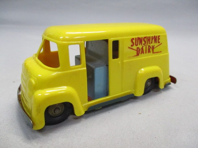 1950's Wyandotte Plastic Friction Sunshine Dairy Van - 2