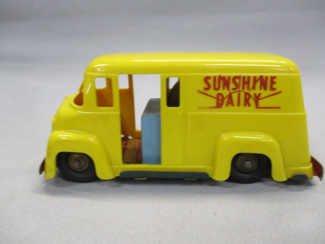 1950's Wyandotte Plastic Friction Sunshine Dairy Van - 3