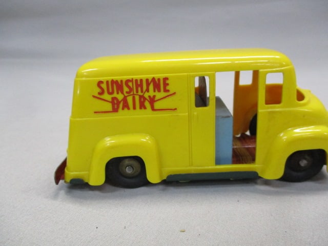 1950's Wyandotte Plastic Friction Sunshine Dairy Van - 5