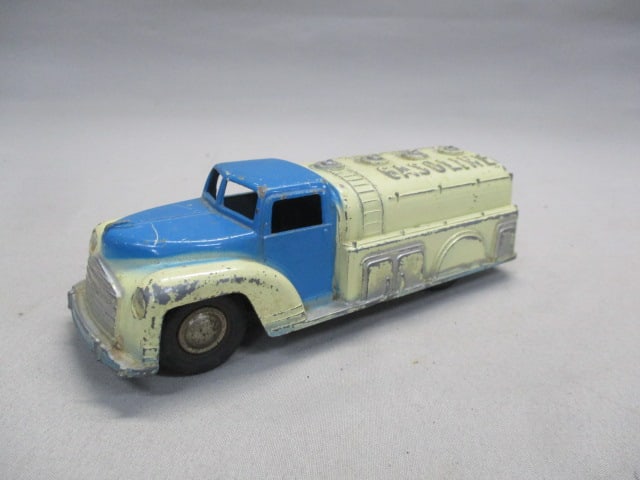 Renwal Diecast Gasoline Tanker Truck: 6" x 2"