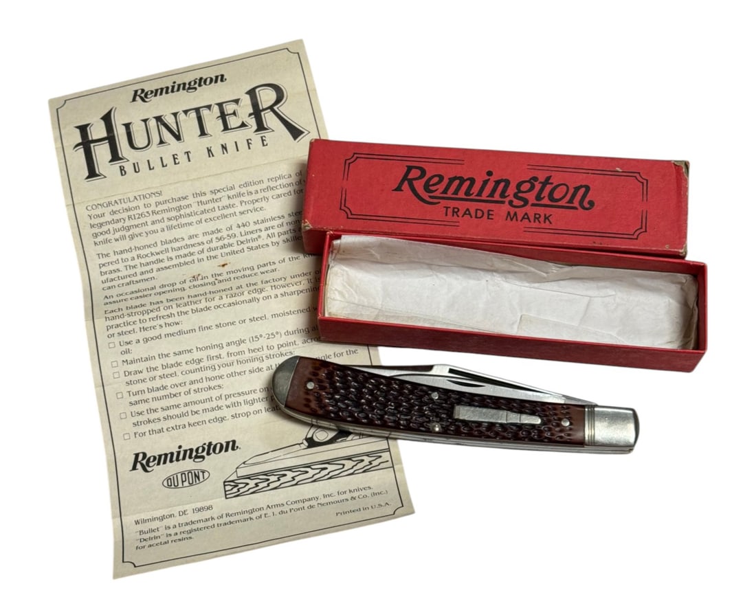1986 Remington UMC ONE R1263 2-Blade Hunter Bullet Knife in Box: Overall excellent, new in box condition with minor storage wear on spine. Comes in box with certificate paper